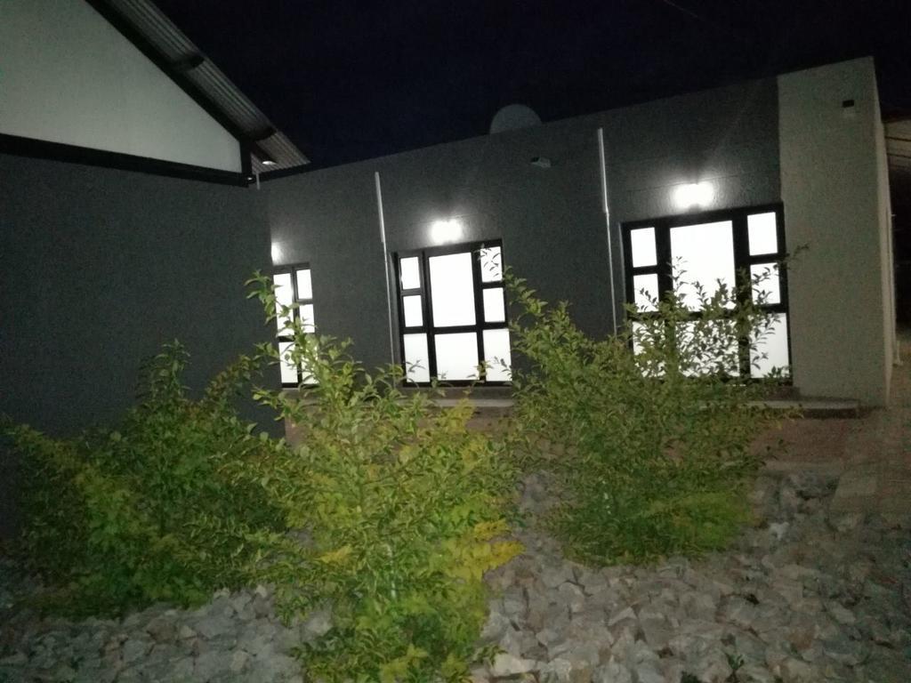 Tsumeb Guesthouse Kamho ภายนอก รูปภาพ
