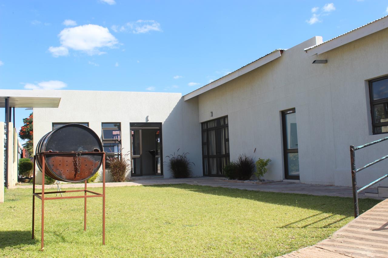 Tsumeb Guesthouse Kamho ภายนอก รูปภาพ