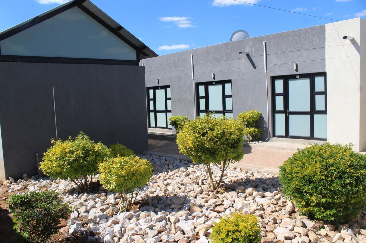Tsumeb Guesthouse Kamho ภายนอก รูปภาพ