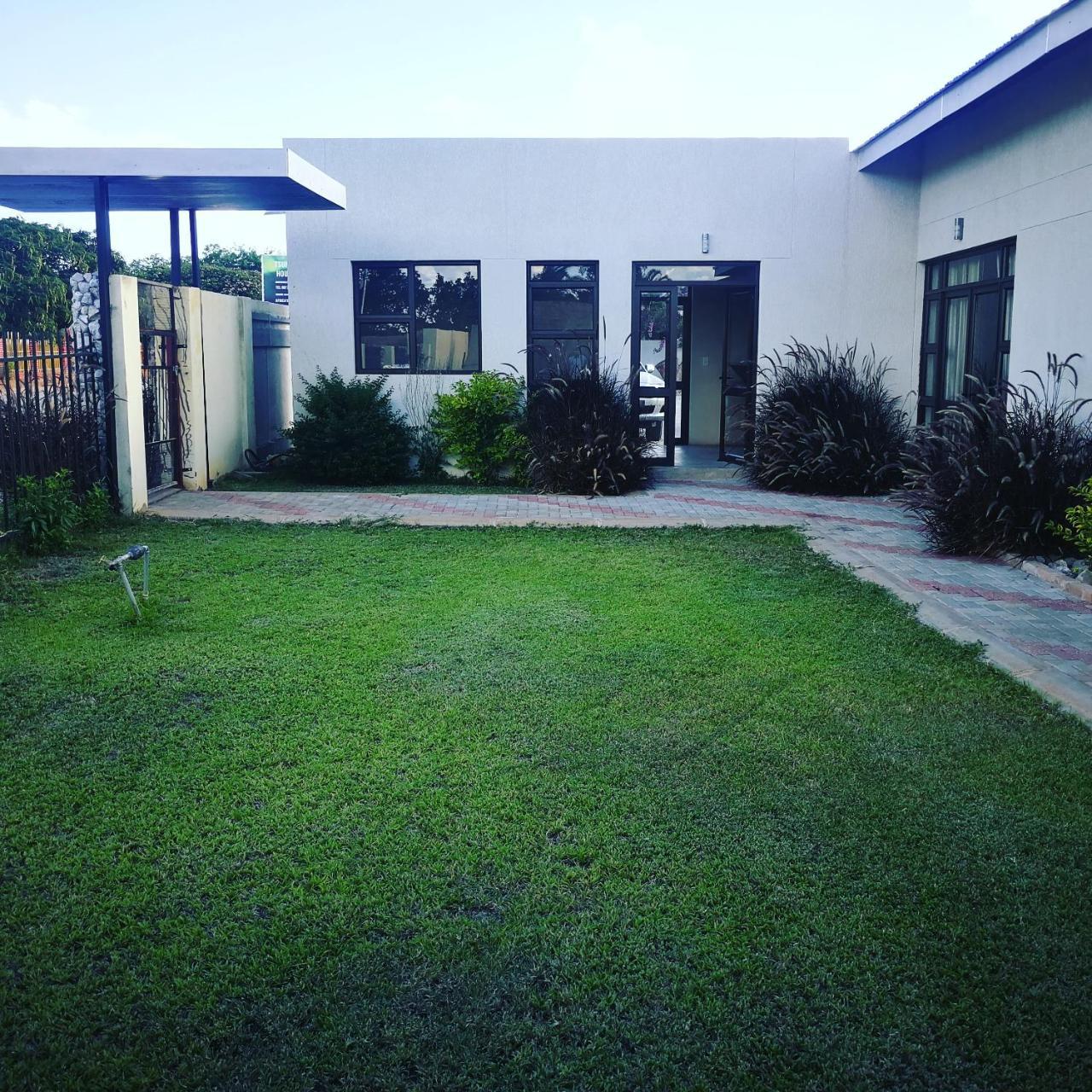 Tsumeb Guesthouse Kamho ภายนอก รูปภาพ
